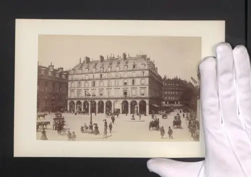 Fotografie Ansicht Paris, Grand Hotel du Louvre mit regem Verkehr, Grossformat 16 x 25cm