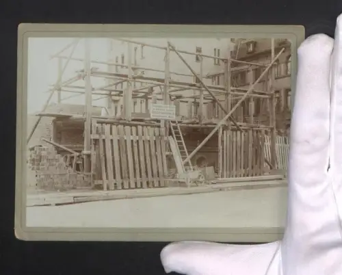 Fotografie Ansicht Mainz, Baustelle von Bauunternehmer Oscar Hauswald, Holzgerüst vor einem Haus im Bau
