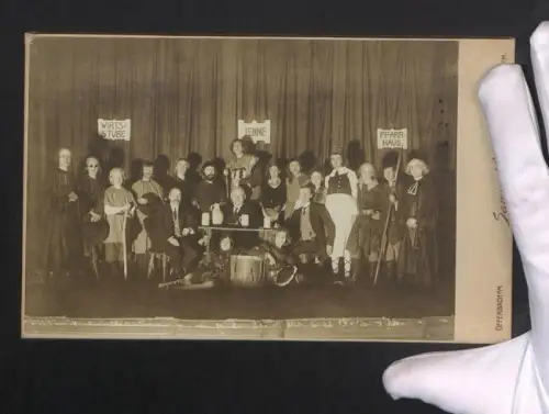 Fotografie Samson & Co, Ansicht Frankfurt a. M., Schauspieler in Kostümen der Drei Fastnachtspiele v. Hans Sachs