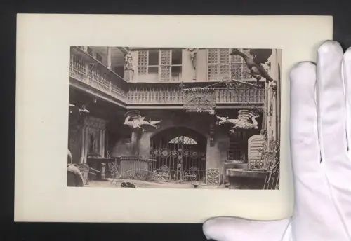 Fotografie Ansicht Nürnberg, Hof eines Schmiedes, Zäune und Tore, Drachen, Rüstung, Grossformat 16 x 25cm