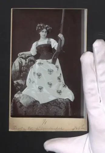 Fotografie Schützin Frl. Sulzenbacher mit Gewehr als Tyrolia, Schützenscheibe