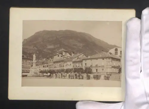 Fotografie Ansicht Bozen, Gasthof zum schwarzen Greif am Johannesplatz 1894