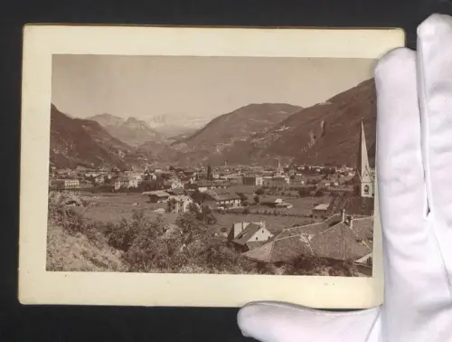 Fotografie Ansicht Bozen, Ortspanorama mit Kirche und Bergen im Hintergrund