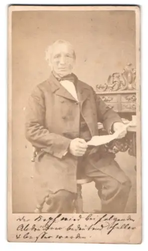 Fotografie unbekannter Fotograf und Ort, Portrait älterer Herr am Schreibtisch