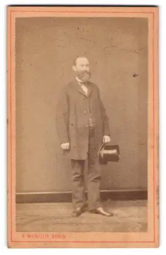 Fotografie F. Wunder Sohn, Hannover, Schillerstrasse 24, Herr mit Zylinder, 1874