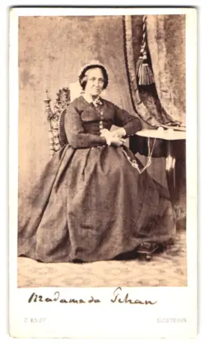 Fotografie C. Rüst, Solothurn, St. Josephs-Vorstadt, Dame im eleganten Kleid sitzend