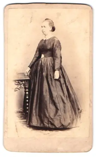 Fotografie A. Reinhard, Pirmasens, Frau in langem Kleid am Tisch