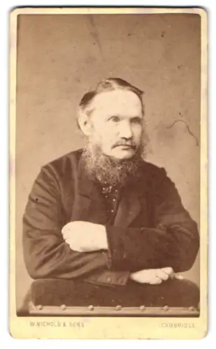 Fotografie W. Nichols & Sons, Cambridge, Würdevoller Herr mit Bart