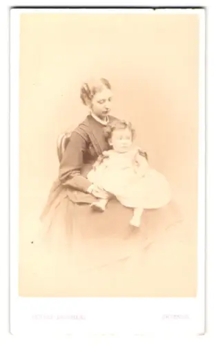 Fotografie Fergus Brothers, Greenock, Mutter mit Kind Robert Cuthbert auf Stuhl sitzend