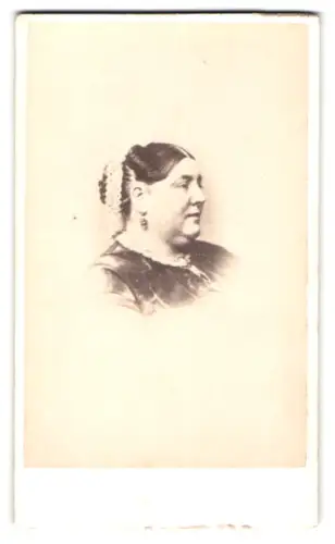 Fotografie unbekannter Fotograf, Ort unbekannt, Porträt einer Frau im Profil