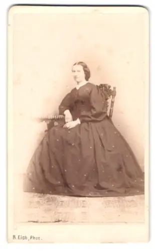 Fotografie R. Eich, Dresden, Pragerstrasse 39, Portrait der Frau Bertha Demelius geb. Bertling