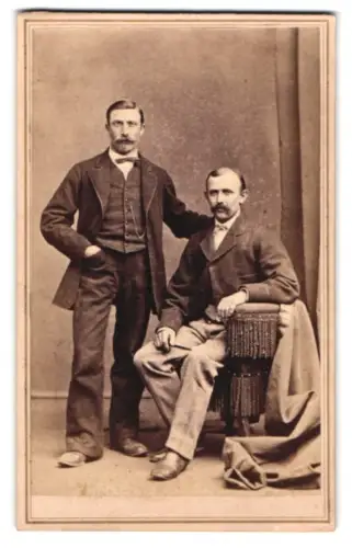 Fotografie J. Smith, Chicago, Canal St. 546, Zwei Männer in eleganter Pose, Philipp