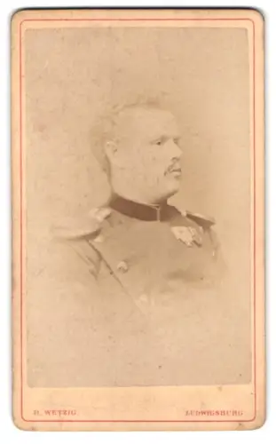 Fotografie R. Wetzig, Ludwigsburg, Stuttgarter Strasse 56, Offiziers im Überrock mit Ordensspange, dabei KDM 1870/71