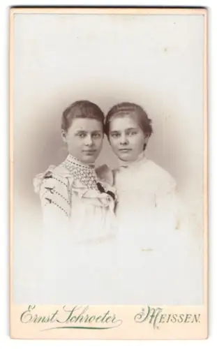 Fotografie Ernst Schroeter, Meissen, Obergasse 597, Porträt zweier junger Frauen