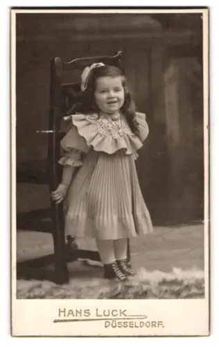 Fotografie Hans Luck, Düsseldorf, Bismarckstrasse 65, Portrait des Mädchen Hildegard von Schwarze, 1907