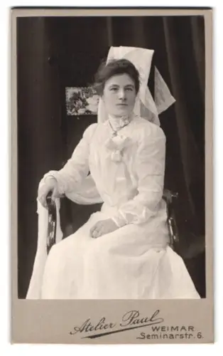 Fotografie Atelier Paul, Weimar, Seminarstr. 6, Porträt einer Dame in elegantem Kleid, Weimar 1902