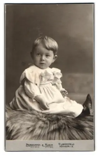 Fotografie Herrmann & Klein, Elberfeld, Königstr. 13, Portrait des Kindeas Harald O., 1905