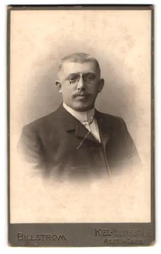 Fotografie Billström, Kiel, Holstenstrasse 43, Porträt eines Mannes mit Brille