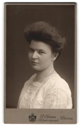 Fotografie P. Clasen, Dessau, Kavaliersstrasse 16, Porträt einer jungen Frau, 1911
