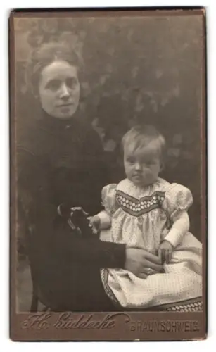 Fotografie H. Lüddecke, Braunschweig, Portrait Mutter Adelheid mit Kind Gertrud