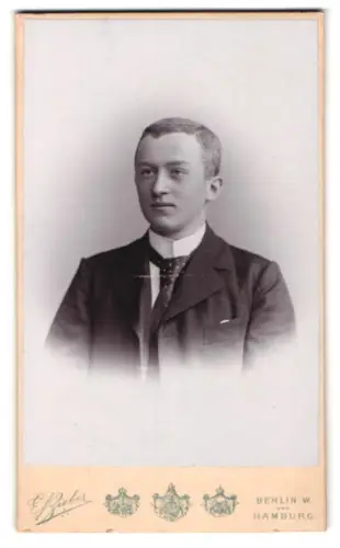 Fotografie E. Bieber, Berlin, Leipziger Strasse 128, Porträt des jungen Herrn Bützow der Obersekunda