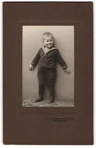 Fotografie G. Tillmann-Matter, Mannheim, Carlheinz im Matrosenanzug im Atelier