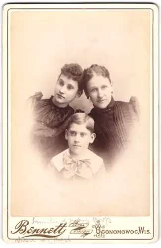 Fotografie Bennett, Oconomowoc /Wis., Familie von Jakob Gross, Frau, Tochter und Sohn