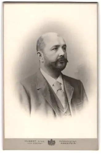 Fotografie Hubert Lill, Mannheim, Stadtpark, Porträt von Johann August Karcher, geb. 1840, gest. 1898