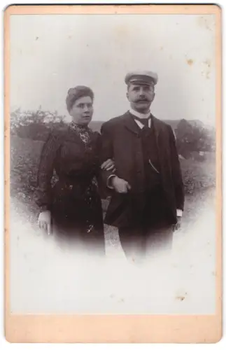 Fotografie unbekannter Fotograf und Ort, Ehepaar Hentsch im Freien