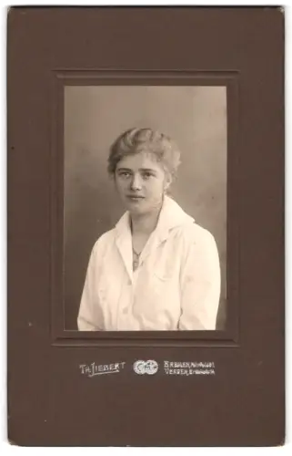Fotografie Th. Liebert, Bremen, Fehrfeld 61, Porträt von Adelheid in weisser Bluse