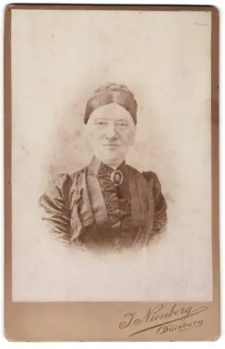 Fotografie J. Nienborg, Duisburg, Königstrasse 4, Porträt von Emma Müller, geb. Seeger, Frau v. Gustav Müller, geb. 1821