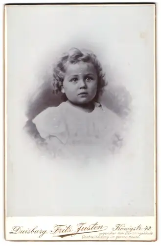 Fotografie Fritz Justen, Duisburg, Königstrasse 42, Porträt von Eleonore Müller, geb. 1895, gest. 1899