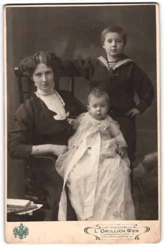 Fotografie L. Grillich, Wien, Wiedner Hauptstrasse 12, Winfried, Maria und Malwine Müller im Oktober 1908