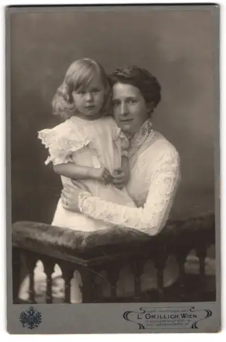 Fotografie L. Grillich, Wien, Wiedner Hauptstrasse 12, Winfriede Müller mit ihrer Mutter im Atelier