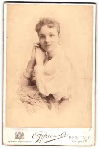 Fotografie Pflaum & Co, Berlin, Königstrasse 57a, Porträt von Olga Kurt