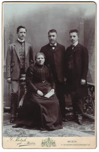 Fotografie J. Krotsch, Wien, Schönbrunnerstrasse 47, Porträt einer sitzenden Dame mit drei Herren