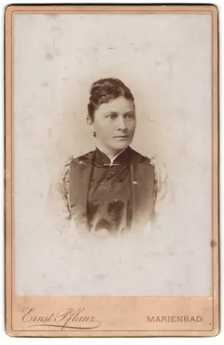 Fotografie Ernst Pflanz, Marienbad, Waldquell Allee, Porträt von Catharina Feder, geb. Eisenhut, 1891 im Porträt