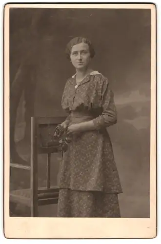 Fotografie unbekannter Fotograf und Ort, Resi im Porträt mit Blumenstrauss 1915