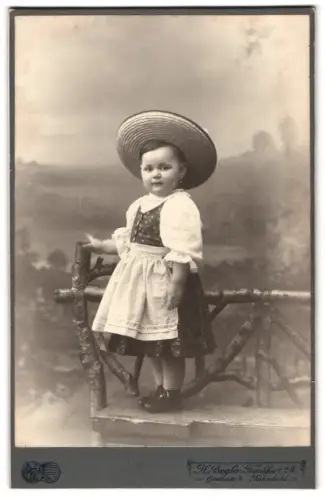 Fotografie H. Bogler, Frankfurt a. M., Goethestr. 4, Elli Damm als Kleinkind mit Strohhut