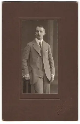 Fotografie Atelier Wolff, Frankfurt a. M., Kaiserstrasse 49, Porträt eines eleganten Herrn 1918