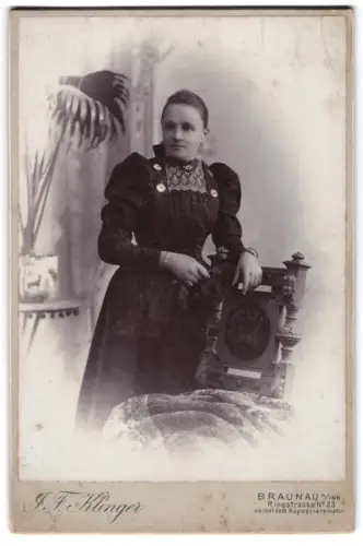 Fotografie J. F. Klinger, Braunau a. Inn, Ringstrasse 23, Porträt einer eleganten Dame