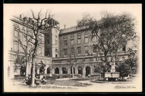 AK Lyon, La Cour du Palais des Arts