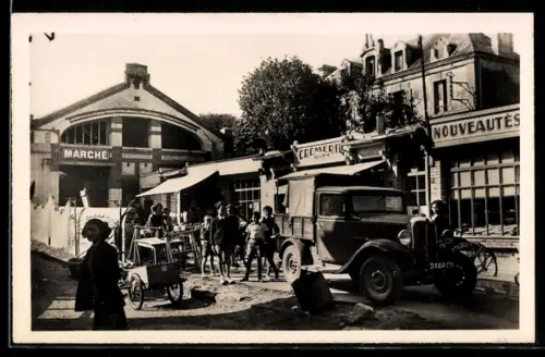 AK Saint-Aubin-sur-Mer /Calvados, Place du Marché