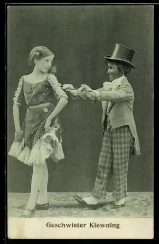 AK Geschwister Kiewning in Kostümen