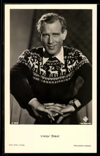 AK Schauspieler Viktor Staal im Pullover posierend