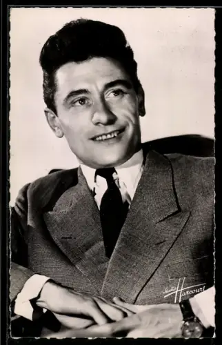 AK Schauspieler Robert Lamoureux im Anzug