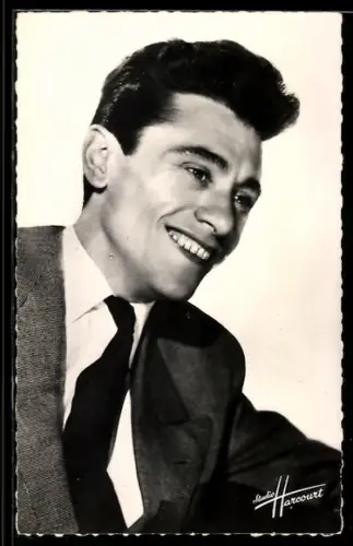 AK Schauspieler Robert Lamoureux im Anzug zur Seite lächelnd