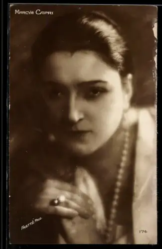 AK Schauspielerin Marcya Capri mit Perlenkette