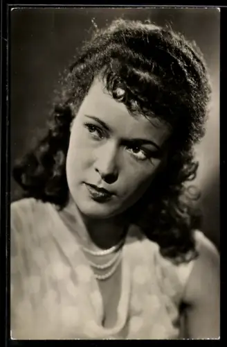 AK Schauspielerin Ursula Kempert mit gelocktem Haar und Perlenkette zur Seite schauend