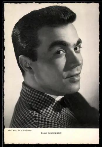 AK Schauspieler Claus Biederstaedt im karierten Anzug, seitlich blickend